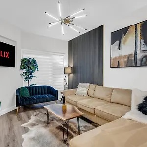 Holiday home Lavish On Scenic Mountain - King Bed, Hamilton